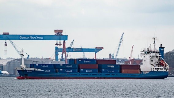 Ein Containerschiff in der Kieler Förde. © Axel Heimken/dpa Foto: Axel Heimken/dpa