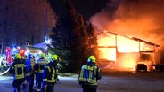 Die Feuerwehr löscht eine brennende Lagerhalle in Halstenbek. © TV News Kontor Foto: TV News Kontor