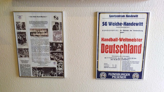 Eingerahmte Fotos und ein altes Plakat der SG Flensburg-Handewitt im Eingang des Handewitter Gasthofs. © NDR Foto: Peer-Axel Kroeske