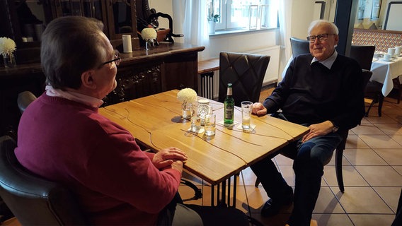 Horst Fleischmann vom Handewitter SV  und Günter Ahlers sitzen gegenüber an einem Tisch im Gasthof. © NDR Foto: Peer-Axel Kroeske
