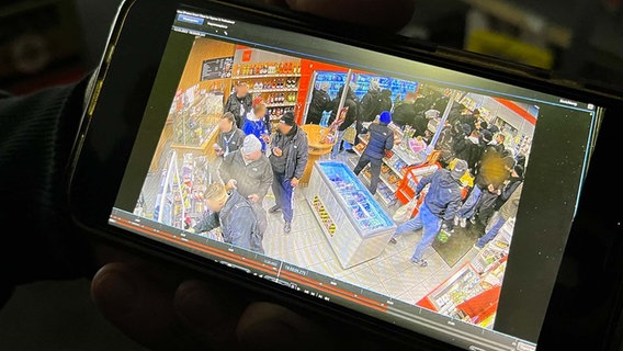 Aufnahmen einer Überwachungskamera zeigen mehrere Personen in einer Tankstelle. © Timo Jann Foto: Timo Jann