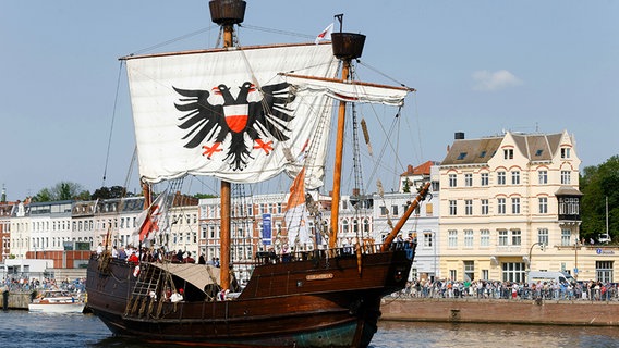 Die historische Kraweel «Lisa von Lübeck» läuft während einer Schiffsparade in Lübeck zur Eröffnung des 34. Internationalen Hansetages in den Hafen ein. © dpa- picture alliance Foto: Markus Scholz