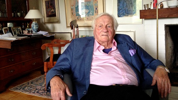 Der ehemalige Oberbürgermeister von Neumünster, Uwe Harder, sitzt in einem Sessel Der ehemalige Oberbürgermeister von Neumünster, Uwe Harder, sitzt in einem Sessel © NDR Foto: Tim Radtke