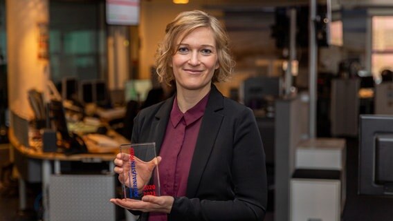 NDR-Reporterin Janina Harder hält einen Preis in die Kamera. © NDR Foto: Janis Röhlig