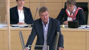 SSW-Vorsitzender Lars Harms steht am Rednerpult im Landtag. © NDR 