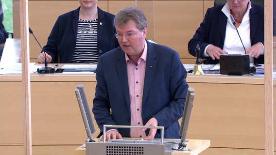 Lars Harms (SSW) spricht im Kieler Landtag.  