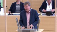 Lars Harms (SSW) spricht im Kieler Landtag.  