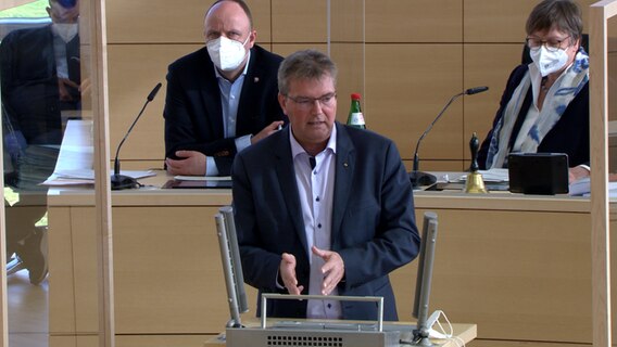 Lars Harms (SSW) spricht im Kieler Landtag. © NDR 