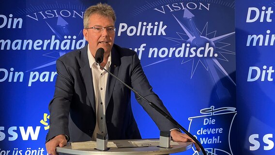 Lars Harms, Vorsitzender des Südschleswigschen Wählerverbandes (SSW) im Landtag von Schleswig-Holstein, steht am Rednerpult. © NDR Foto: Sophia Stritzel