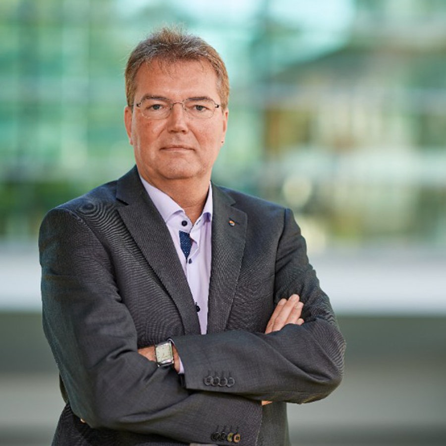Lars Harms (SSW) lächelt in die Kamera. Lars Harms (SSW) lächelt in die Kamera.