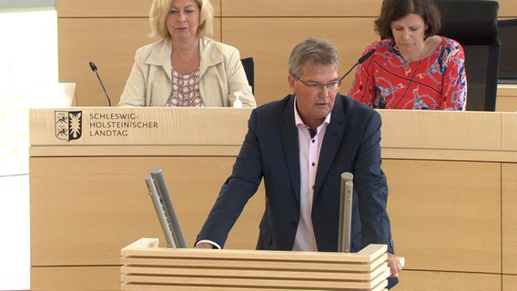 Lars Harms (SSW) spricht bei der Aktuellen Stunde im Landtag © NDR 