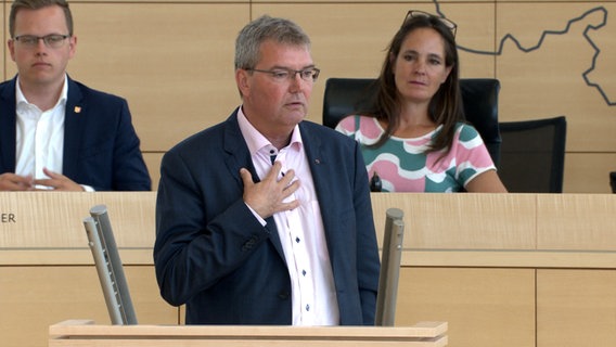 Lars Harms, Fraktionsvorsitzender der SSW in Schleswig-Holstein, spricht bei einer Sitzung des Landtags im Landeshaus. © Landtag 