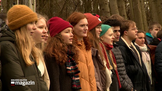 Schüler aus Flensburg und Harrislee gedenken Widerstandskämpfern aus Dänemark. © NDR 