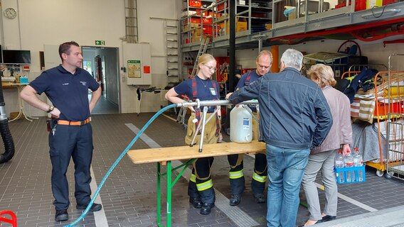 Die Freiwillige Feuerwehr Hartenholm gibt am Dörps-und Sprüttenhuus Trinkwasser an die Bewohner aus. © Katharina an der Beek Foto: Katharina an der Beek