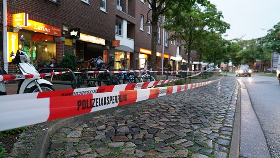 Flatterband der Polizei sperrt einen Parkplatz entlang einer Straße ab. © Daniel Friederichs Foto: Daniel Friederichs