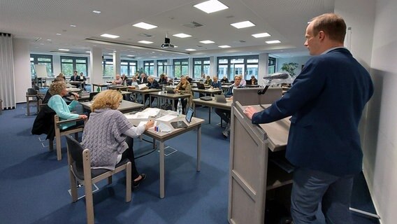 Gundolf Thurm, einer der Geschäftsführer der Regio Kliniken, steht am Rednerpult. © NDR Foto: Hannah Böme