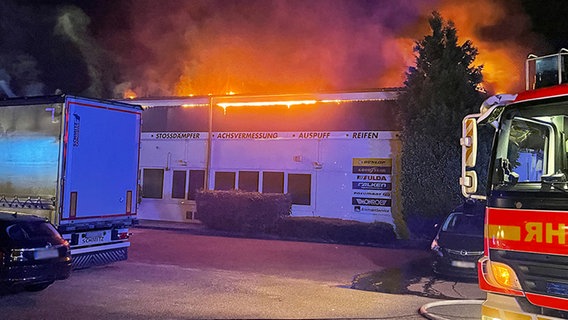 Flammen und Rauch steigen aus einer Autowerkstatt. © Presseportal 