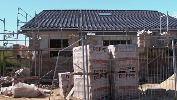 Ein Haus wird gebaut. Ein Haus wird gebaut. © NDR