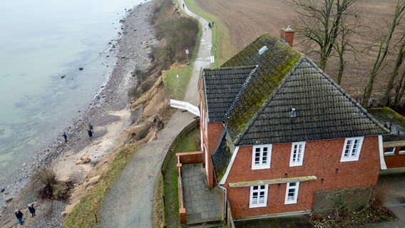 Blick von oben auf die Steilküste und das Jugendhaus "Haus Seeblick" an der Steilküste im Ortsteil Brodten in Lübeck-Travemünde. © Marcus Brandt/dpa 