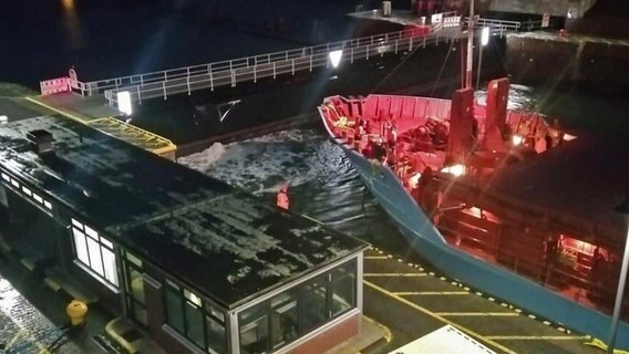 Ein Frachter steht nach einer Havarie vor dem geschlossenen Schleusentor des Nord-Ostsee-Kanals in Kiel-Holtenau. © NDR Foto: Christian Wolf