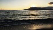 Ein Sonnenuntergang am Strand hinter Fischerbooten. © NDR Foto: Christian Wolf