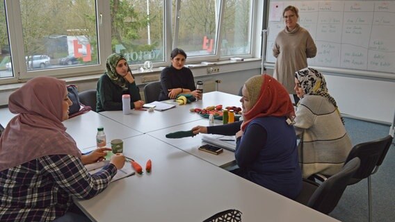 Teilnehmerinnen eines Integrationskurses sitzen zusammen. © NDR Foto: Anne Passow