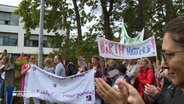 Mitarbeiterinnen demonstrieren dass die Geburtshilfe in Paracelsus Klinik Henstedt-Ulzburg geschlossen werden soll. © NDR 