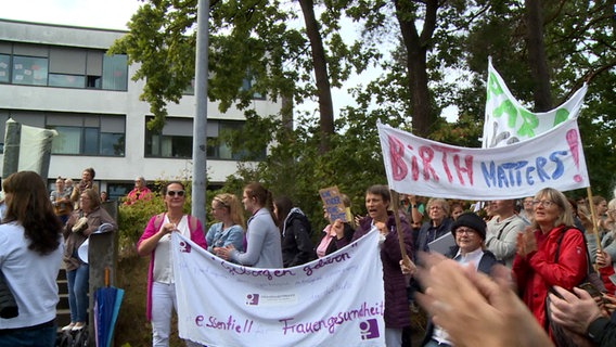 Mitarbeiterinnen demonstrieren dass die Geburtshilfe in Paracelsus Klinik Henstedt-Ulzburg geschlossen werden soll. © NDR 