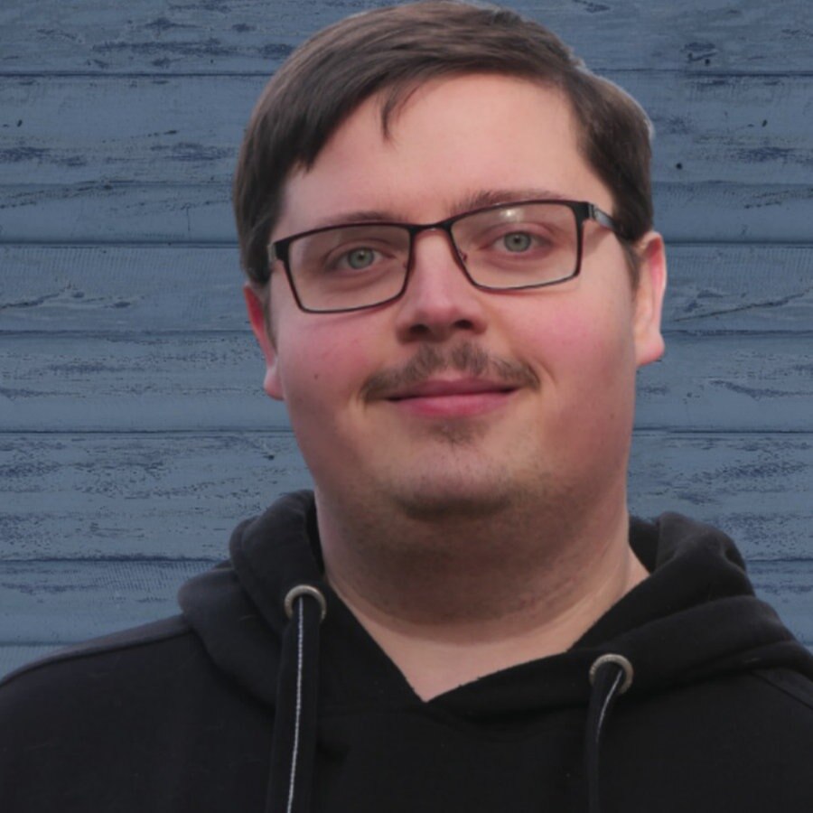 Sebastian Heck (Die Linke) lächelt in die Kamera.  