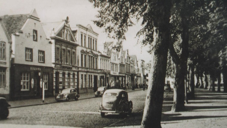 Die Marktstraße am Marktplatz in Heide um 1953.  © Stadtarchiv Heide Foto: Stadtarchiv Heide