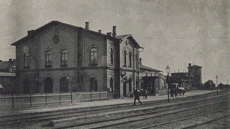 Auf dem Foto von 1915 ist das alte Bahnhofsgebäude in Heide zu sehen, das 2011 abgerissen wurde. © Stadtarchiv Heide Foto: Stadtarchiv Heide