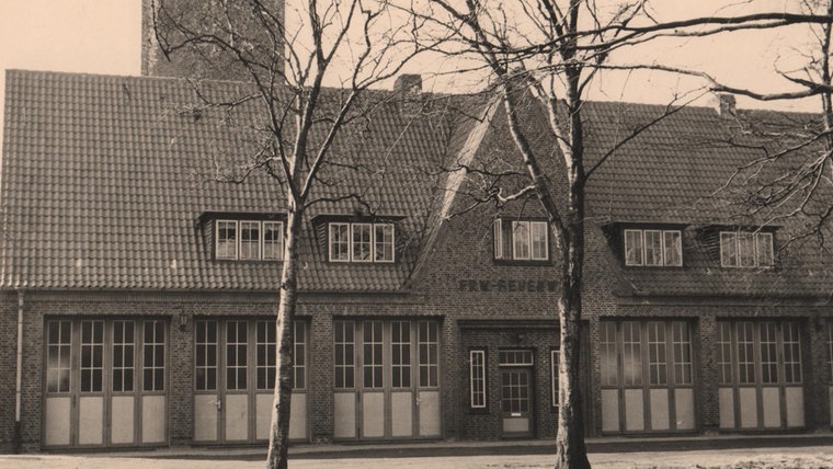 Das Gebäude der freiwilligen Feuerwehr in Heide im März 1955. © Stadtarchiv Heide Foto: Stadtarchiv Heide