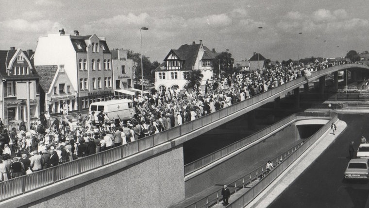 Ein historisches Foto der Stadtbrücke in Heide aus dem Jahr 1974. © Stadtarchiv Heide Foto: Stadtarchiv Heide