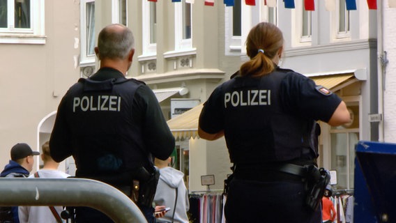 Polizisten sind auf dem Heider Südermarkt unterwegs. © ^NDR 