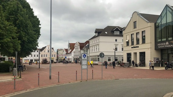 Few people are out and about on the Heider Südermarkt.  © NDR Photo: Christina Heinike