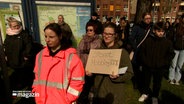 Eine Frau hält ein Pappschild mit der Aufschrift "Stoppt Mobbing!" in ihrer Hand. © NDR Foto: NDR Screenshots