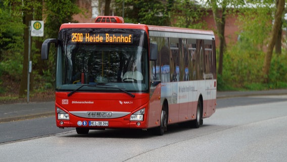 Ein roter Bus der Linie 2500 der Autokraft GmbH im Auftrag der DB Regio AG fährt von Meldorf zum Bahnhof Heide. © dpa-Bildfunk Foto: Marcus Brandt