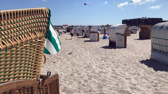 Strandkörbe stehen am Strand von Heiligenhafen bei Sonnenschein. © NDR Foto: Thorsten Philipps