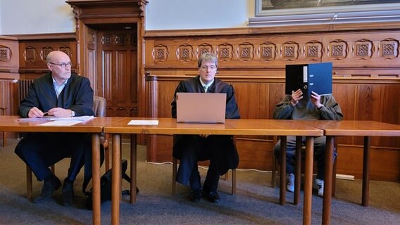 Angeblicher Heilpraktiker aus Esgrus sitzt an Tisch im Prozess im Landgericht Flensburg © NDR Foto: Frank Goldenstein