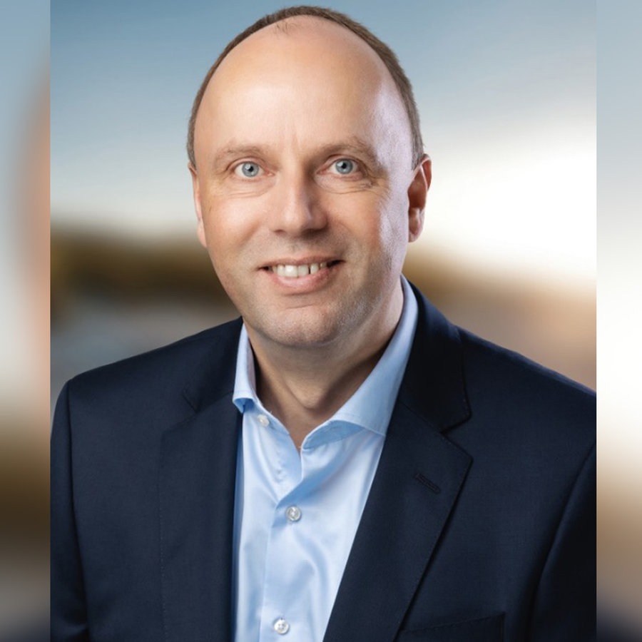 Andreas Hein (CDU) lächelt in die Kamera. Andreas Hein (CDU) lächelt in die Kamera.