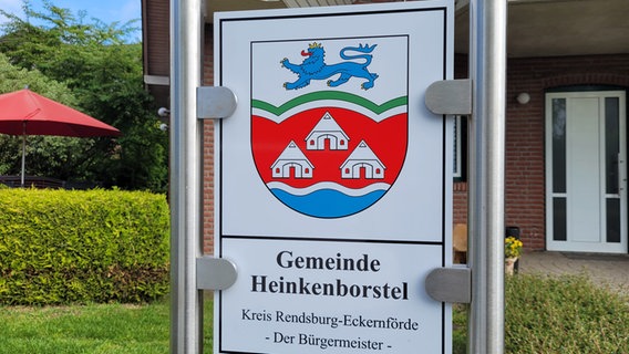 Das Gemeindeschild von Heinkenborstel mit ihrem Wappen. © NDR Foto: Kai Peuckert