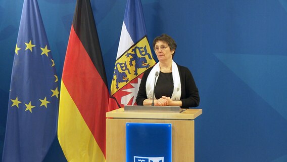 Finanzministerin Monika Heinold (Grüne) spricht auf einer Pressekonferenz. © NDR 