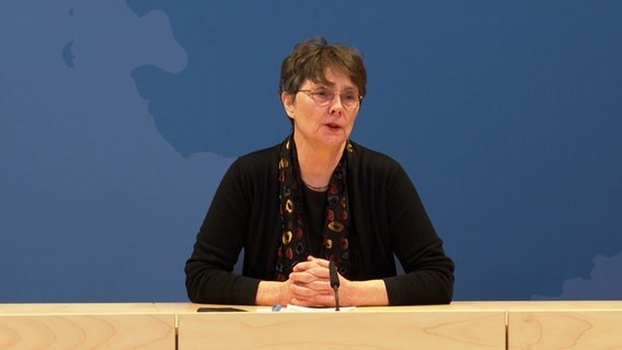 Finanzministerin Monika Heinold (CDU) spricht auf einer Pressekonferenz. © NDR 