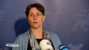 Finazministerin Heinold (Grüne) spricht zu Journalisten. © NDR 