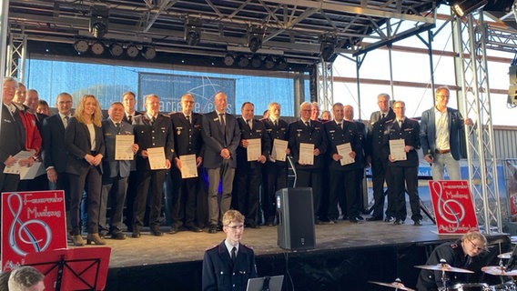 Ehrung der Helfer bei der Ostsee-Sturmflut in Barkelsby, auf der Bühne stehen dabei Einheitsführer und Vertreter der Katastrophenschutzeinheiten Ehrung der Helfer bei der Ostsee-Sturmflut in Barkelsby, auf der Bühne stehen dabei Einheitsführer und Vertreter der Katastrophenschutzeinheiten © Moritz Kodlin Foto: Moritz Kodlin