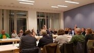 Teilnehmende der Gemeindevertretung Helgoland sitzen an einem Tisch © NDR Foto: Jörn Schaar