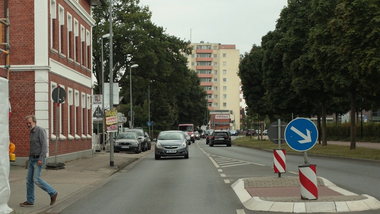 Die Hamburger Straße in Henstedt-Ulzburg heute. Viele Autos fahren auf der Straße. © Gemeindearchiv Henstedt-Ulzburg Foto: Gemeindearchiv Henstedt-Ulzburg