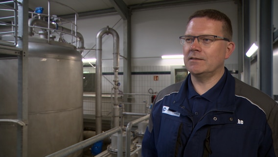 Wassermeister Jan Hentschke vom Wasserverband Treene steht in einem Wasserwerk bei einem Interview. © NDR 