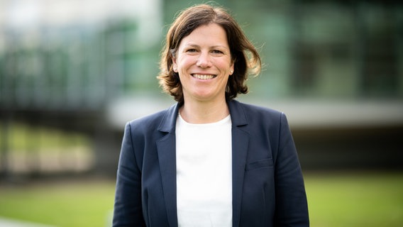 Kristina Herbst (CDU), Staatssekretärin im Ministerium für Inneres, ländliche Räume, Integration und Gleichstellung, lächelt in die Kamera vor dem Kieler Landtag. © dpa-Bildfunk Foto: Daniel Reinhardt