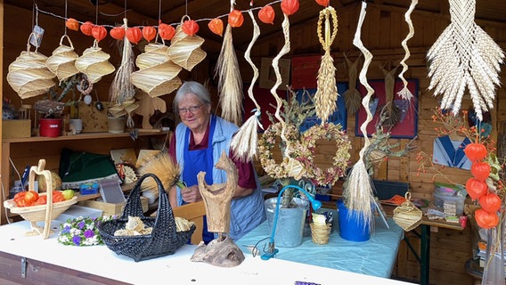 Eine Frau in ihrem Stand auf einem Herbstmarkt. © NDR Foto: Torsten Creutzburg